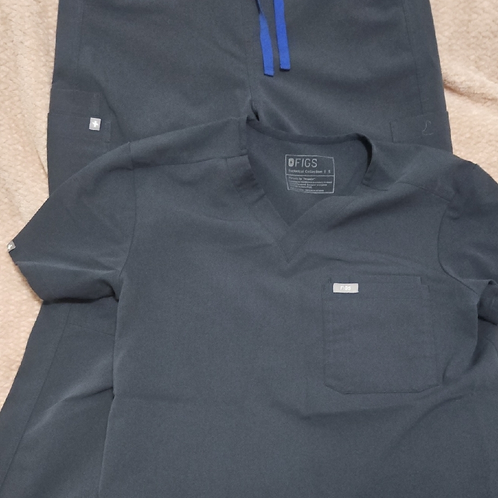 FIGS Charcoal Scrub Set